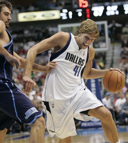 Dirk Nowitzki anota 29 puntos en un cuarto